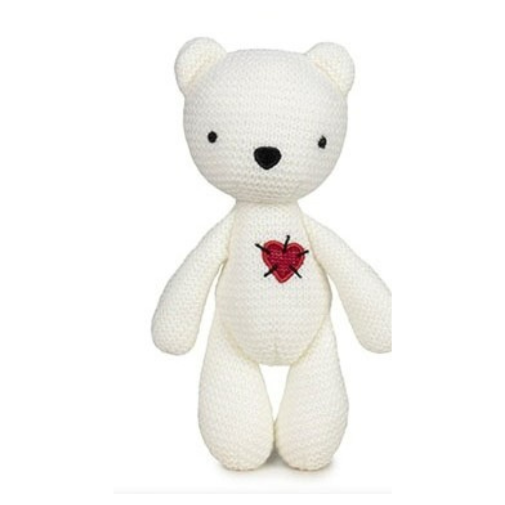 Un peluche de trapo blanco con un corazón rojo