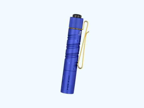 Una linterna pequeña azul de edición limitada de la marca Olight